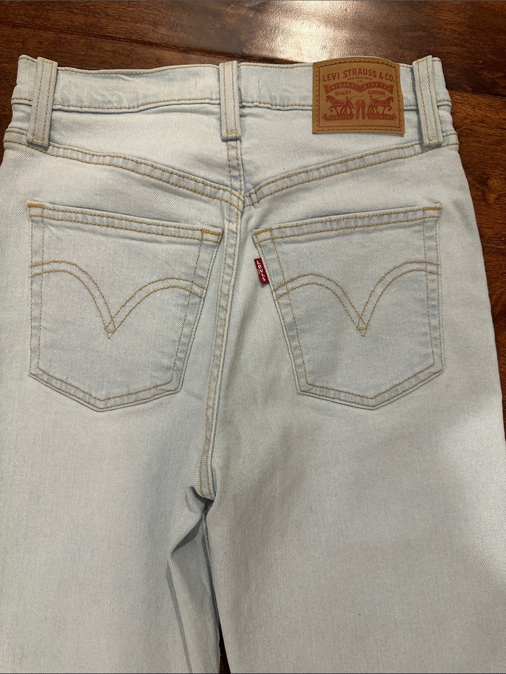 Levi’s High-Rise Light Wash Ribcage Bell Women’s Jeans - Picture 3 of 4